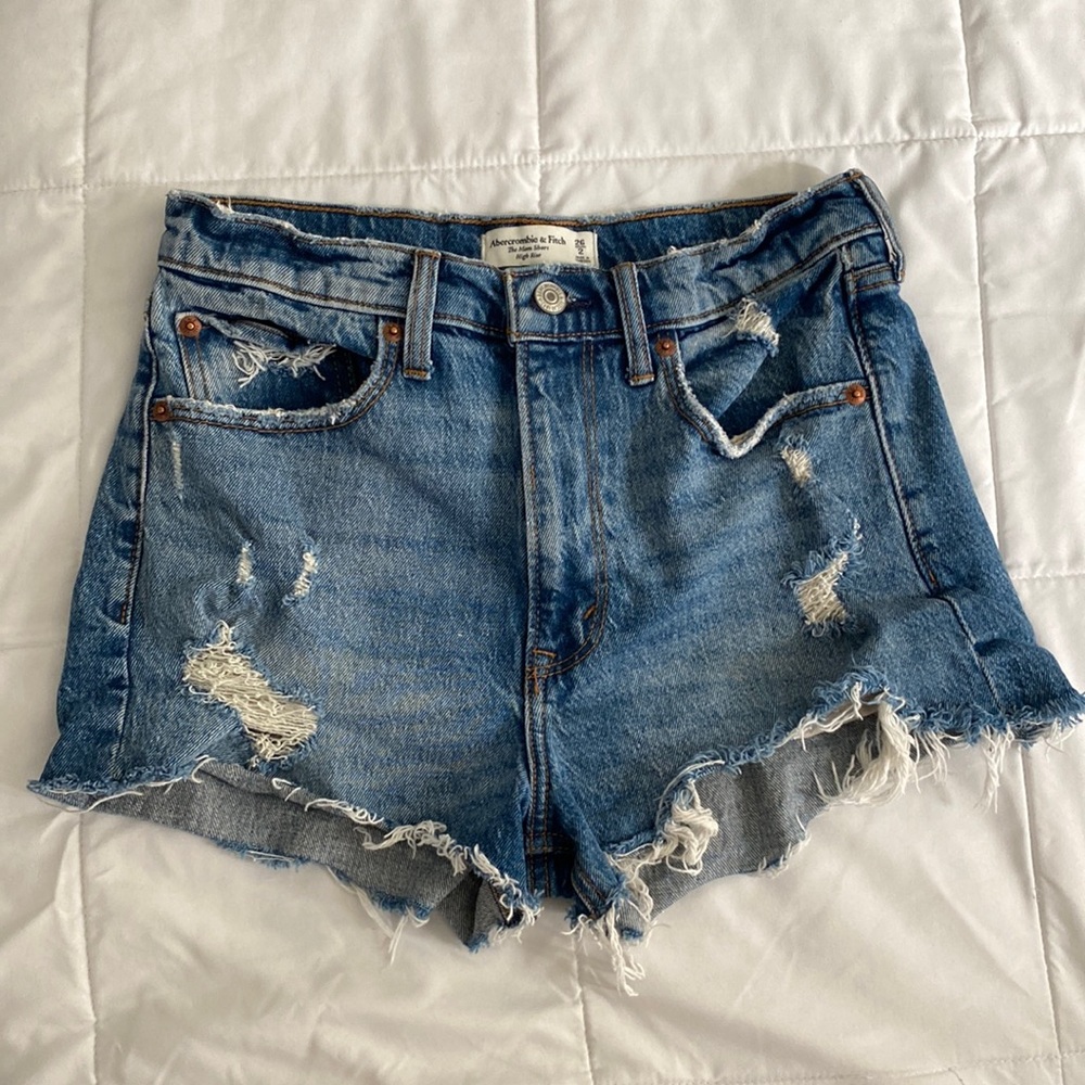 Abercrombie & Fitch Curve Love High Rise The Mom Short in Medium Wash size 2